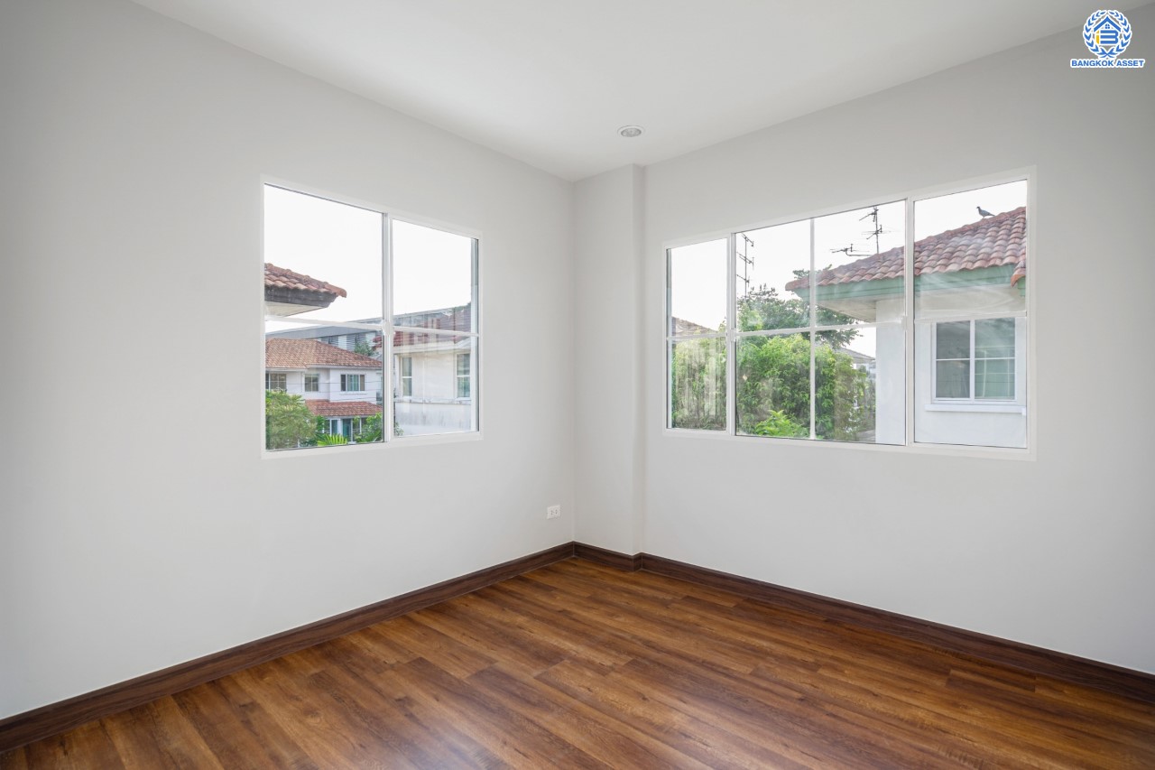 บ้านมือสองตกแต่งใหม่ คุณภาพ LH โครงการ มัณฑนา ปิ่นเกล้า-พระราม5 บรรยากาศเงียบสงบ มีความเป็นส่วนตัว เนื้อที่ 58 ตร.ว. ฟังก์ชัน 3 ห้องนอน 2 ห้องน้ำ 2 ที่จอดรถ facility ครบครัน! บนทำเลเดินทางสะดวก หน้าโครงการติดถนนนครอินทร์ ใกล้วงเวียนพระราม5 และจุดขึ้นทางด่วน "ศรีรัช"